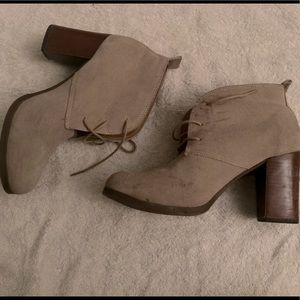 Heeled booties || leather